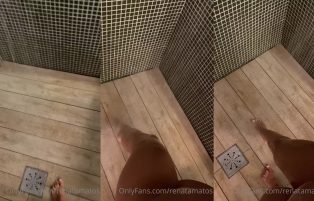 Renata Matos Deixa a Bucetinha Escapar No Banho Safado