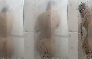 Pauline Ribeiro Nua Tomando Banho Quente