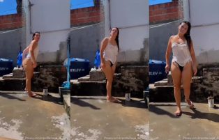 Nega Do Café Tomando Banho No Quintal – Privacy