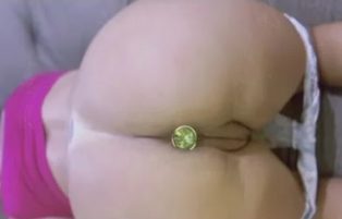 Bia Hotwife de Quatro com Plug no Cu Gemendo Gostoso – Erome Pornô
