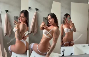 Karol Rosalin Cavalona Peituda se Exibindo Pelada no Banheiro – Erome Pornô