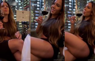 Mulher Melão Sem Calcinha Tomando Vinho – Onlyfans
