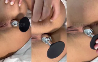 Samy Of Mete Plug No Cuzinho e Se Acaba Sozinha