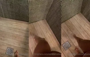 Renata Matos Deixa a Bucetinha Escapar No Banho Safado