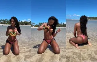 Paty Doce Mostrando Os Peitos Bicudos Na Praia Sambaporn