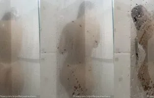 Pauline Ribeiro Nua Tomando Banho Quente