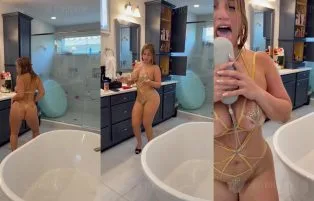 Dançando Peladinha @Sil Torra No Privacy Mostrando a Buceta