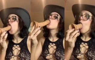 Gótica Rabuda Mamando No Brinquedo Novo Privacy