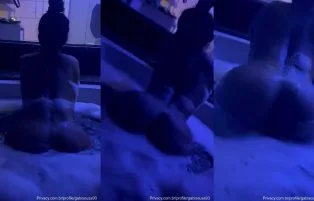 Gabi Sousa Mostra a Buceta Enquanto Rebola Na Hidro