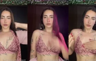 Onlyfans Da Carol Vargas Passando Hidratante Peladinha